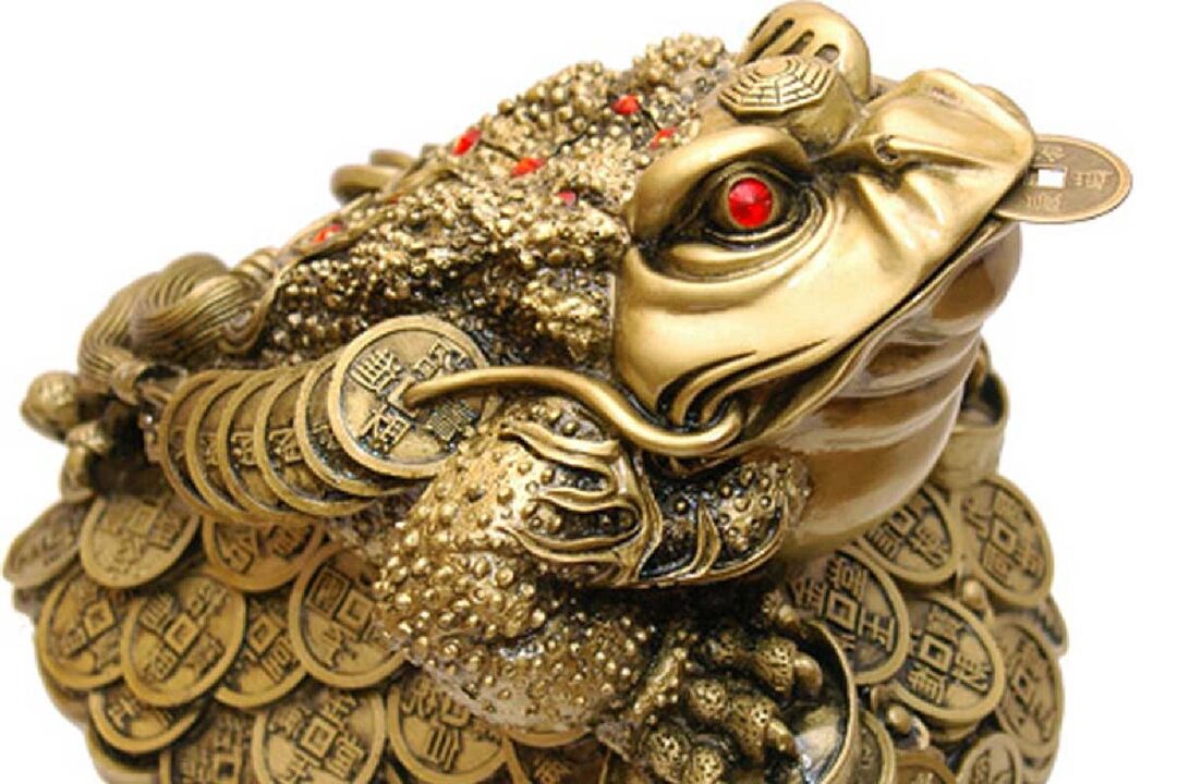 Eski bir Çin parasıyla para kurbağası - zenginlik için bir muska